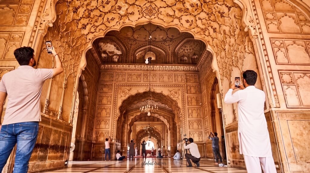 architecture and design of photo of badsahi mosque